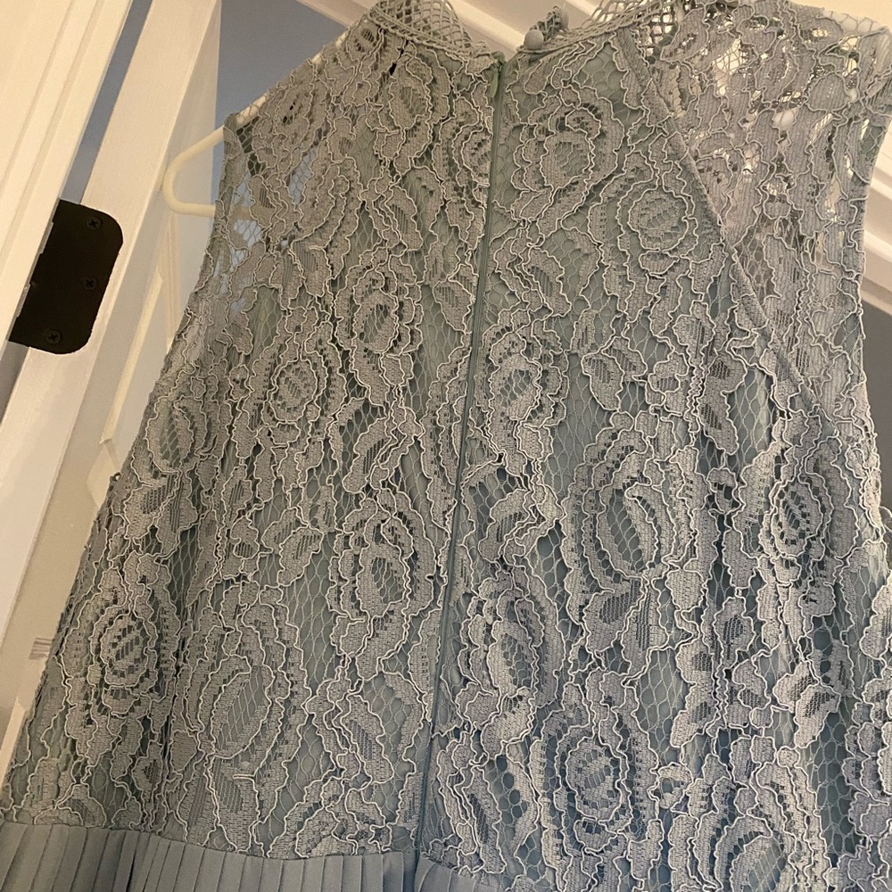 Elegant Lace Sleeveless Maternity Gown - Picture 2 of 4
